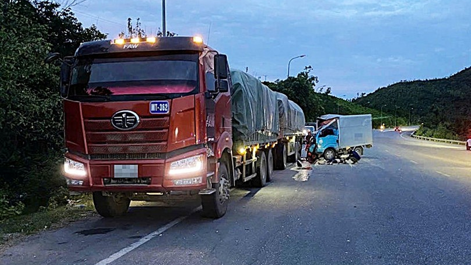 Tai nạn giữa xe tải và xe đầu kéo ở Hà Tĩnh khiến một người tử vong